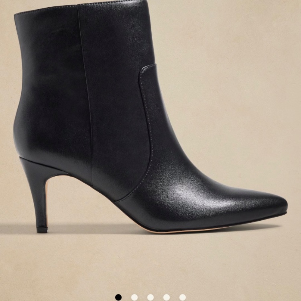 NWTIB Chic Black Ankle Boots